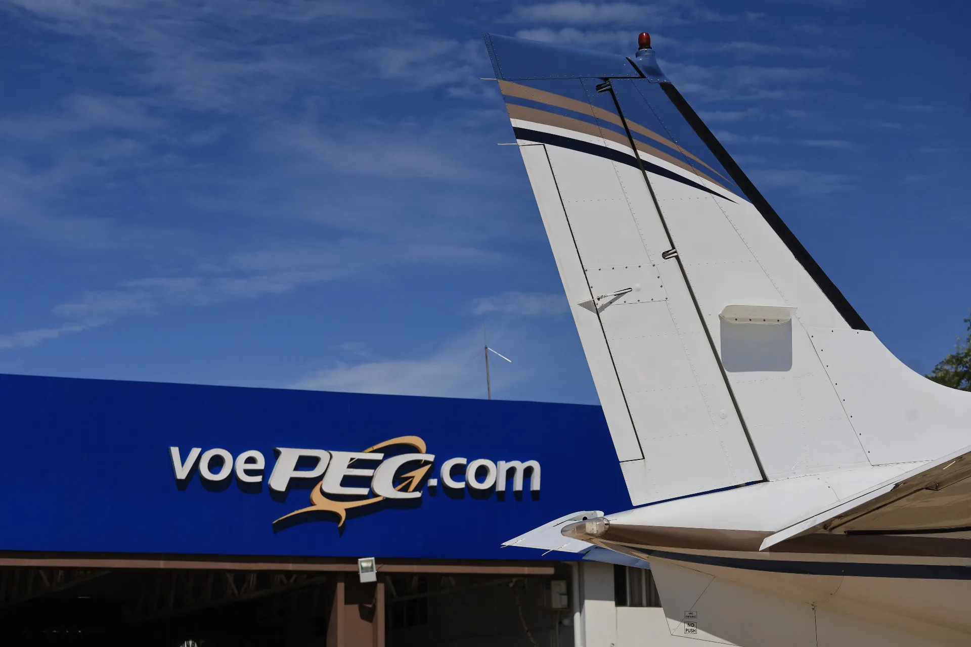 Hangar PEC Aviação com aeronave